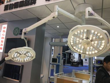 Éclairage chirurgical de plafond mobile portatif de chirurgie générale disponible